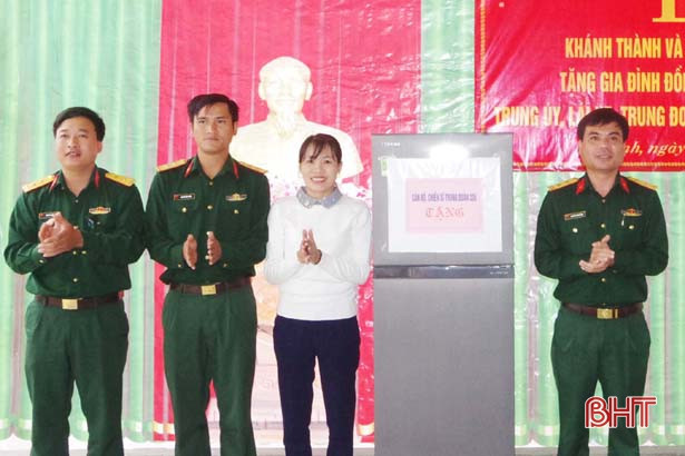 Trung đoàn 335 Quân khu 4 bàn giao nhà đồng đội cho quân nhân khó khăn