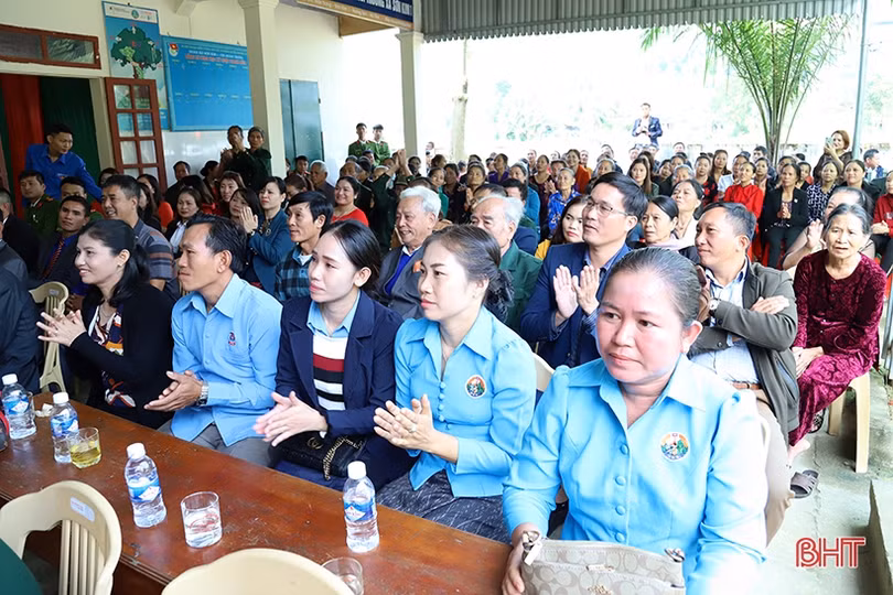 Lãnh đạo Hà Tĩnh dự ngày hội Đại đoàn kết với bà con xã biên giới