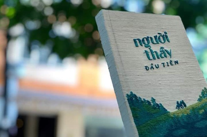 Sách Người thầy đầu tiên bản đặc biệt với bìa đũi thêu phát hành dịp 20/11. “Người thầy đầu tiên” gieo niềm tin về nhân cách, nghị lực