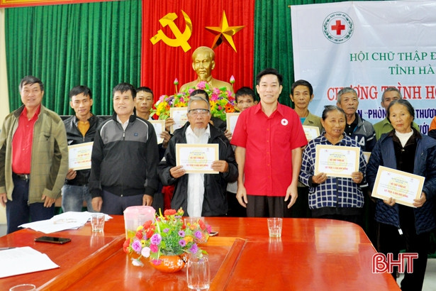 Hà Tĩnh trao 100 triệu đồng hỗ trợ sinh kế cho nạn nhân bom mìn