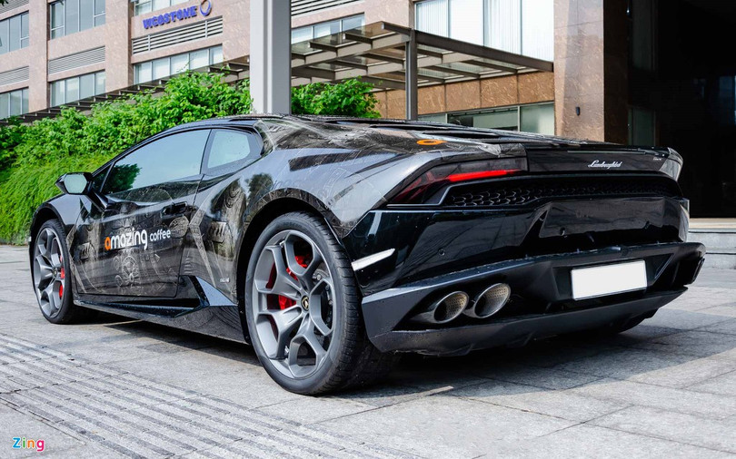 Huracan LP 610-4 mang ngoại hình hầm hố và gãy gọn lấy cảm hứng từ máy bay chiến đấu. Tổng thể chiếc coupe 2 cửa có nhiều hình khối lục giác đặc trưng trong thiết kế của xe Lamborghini. Lamborghini Huracan LP 610-4 chính hãng đầu tiên Việt Nam tái xuất