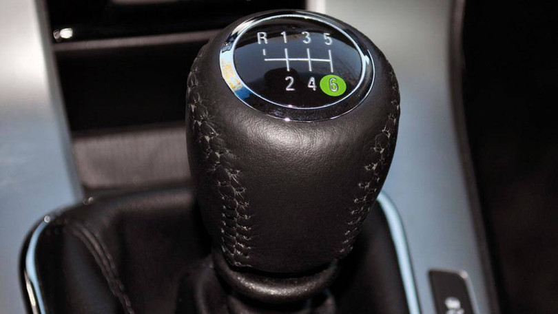 Đi xe số sàn có nên nhảy số, bỏ số?