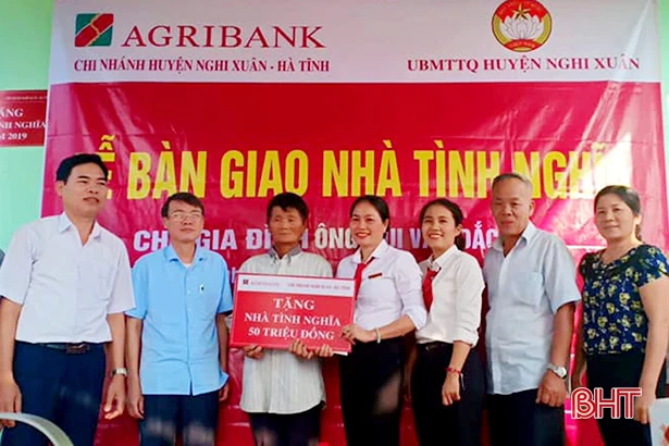 Bàn giao 2 nhà tình nghĩa cho hộ nghèo ven biển Nghi Xuân