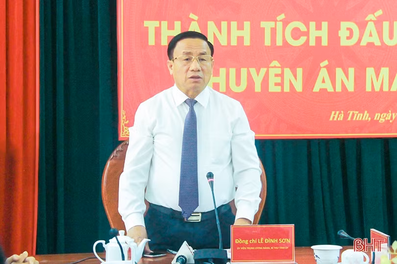 Bí thư Tỉnh ủy Hà Tĩnh Lê Đình Sơn trao thưởng các lực lượng phá Chuyên án ma túy T0319