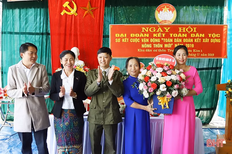 Lãnh đạo Hà Tĩnh dự ngày hội Đại đoàn kết với bà con xã biên giới