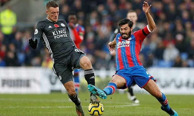 Vardy (trái) tiếp tục nổ súng để dẫn đầu cuộc đua Vua phá lưới. Ảnh: Reuters. Leicester trở lại top ba Ngoại hạng Anh