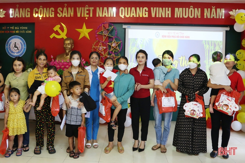 Nhiều phần quà đến với bệnh nhi Bệnh viện Phục hồi chức năng Hà Tĩnh