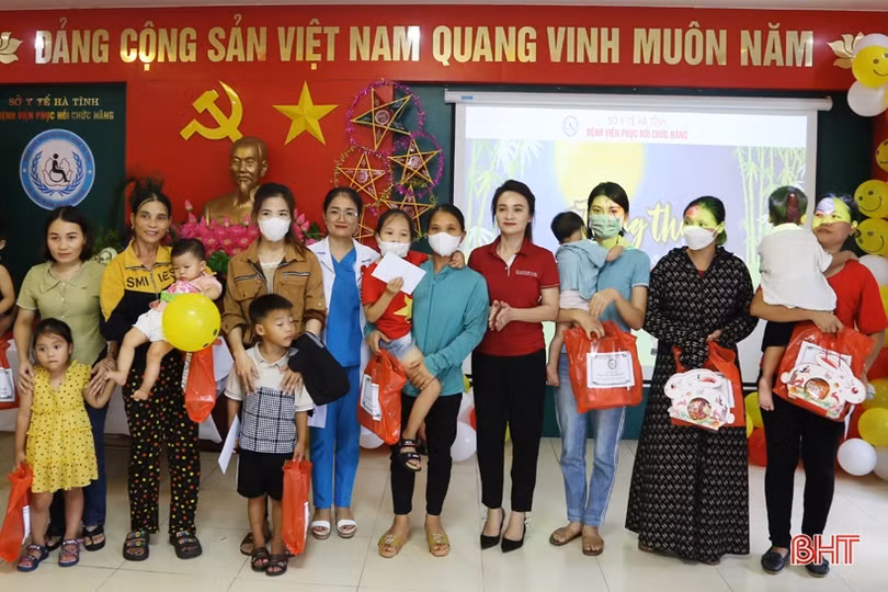 Nhiều phần quà đến với bệnh nhi Bệnh viện Phục hồi chức năng Hà Tĩnh