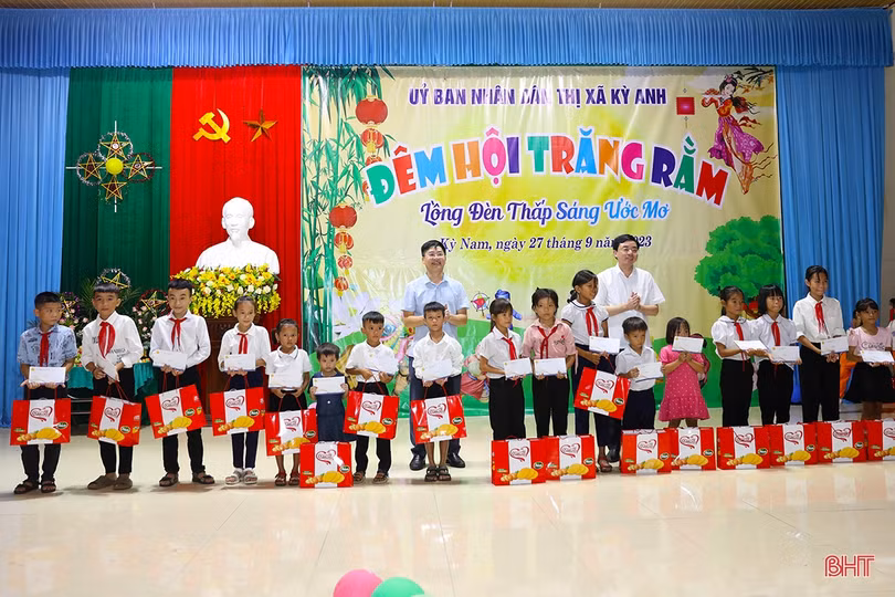 Rộn ràng đêm hội Trăng rằm ở các đơn vị, địa phương