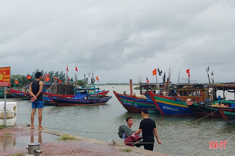 Hà Tĩnh: Hàng trăm tàu thuyền vào bờ tránh trú mưa lớn