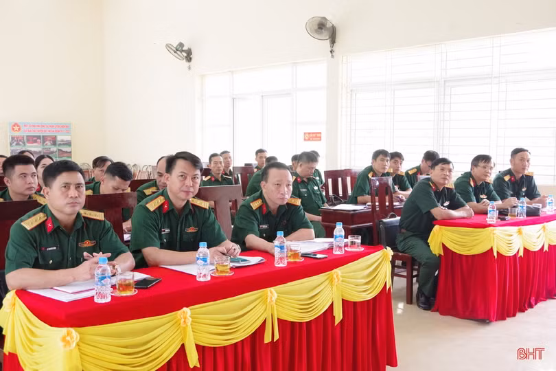 Quân khu 4 kiểm tra việc thực hiện quy chế dân chủ cơ sở ở Đức Thọ