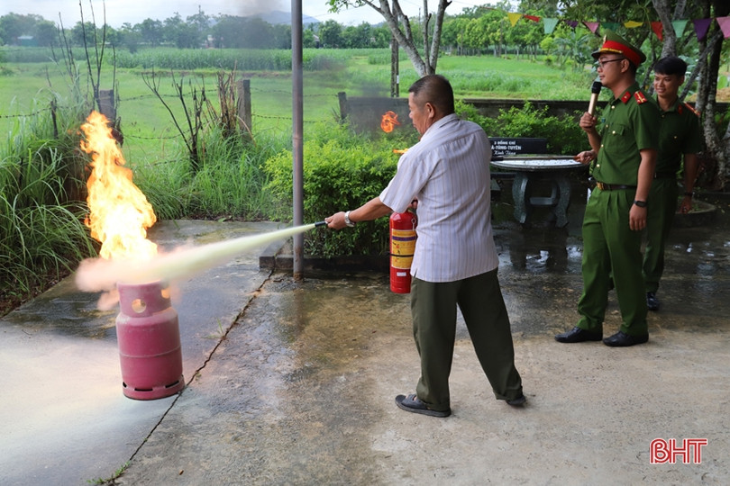 Thôn đầu tiên ở Hương Sơn 100% hộ dân có bình chữa cháy