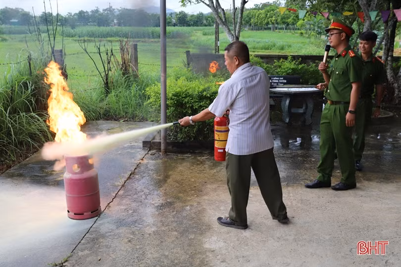 Thôn đầu tiên ở Hương Sơn 100% hộ dân có bình chữa cháy