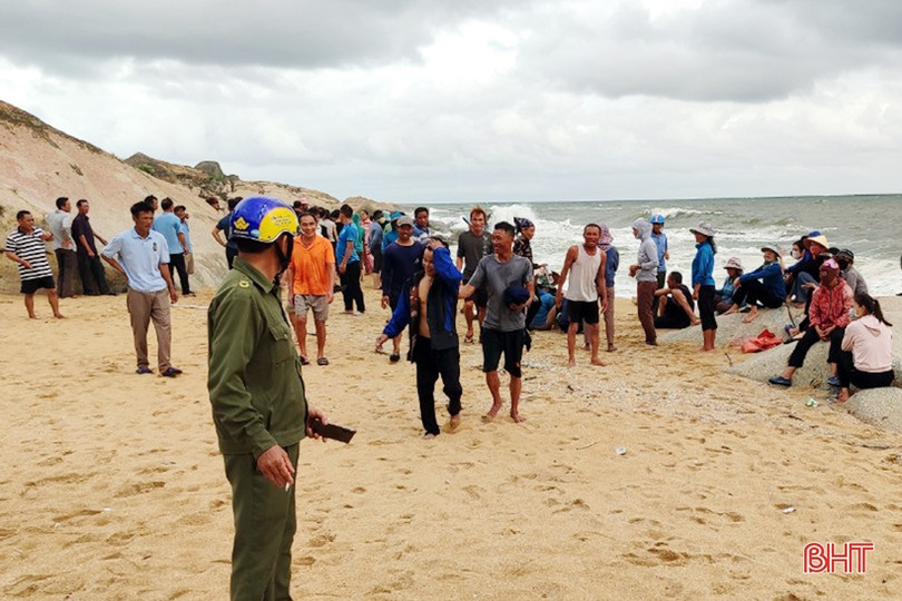 Hà Tĩnh: Cứu sống 3 ngư dân ôm can nhựa lênh đênh trên biển