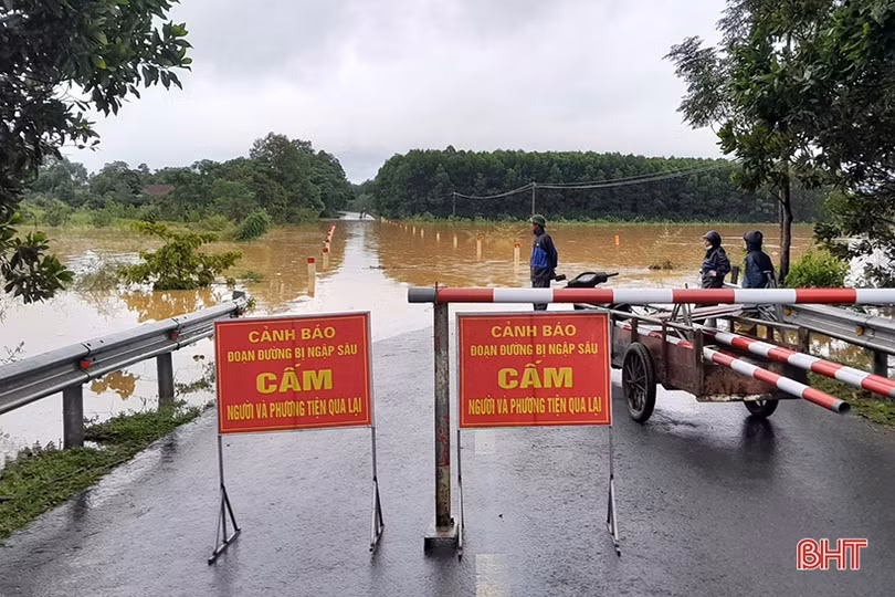 Nguy hiểm rình rập khi bắt cá, vớt củi mùa mưa bão