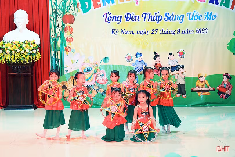 Rộn ràng đêm hội Trăng rằm ở các đơn vị, địa phương