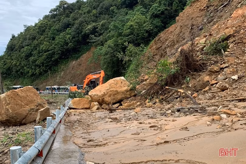 Gian nan khi lưu thông trên quốc lộ 8A mùa mưa lũ