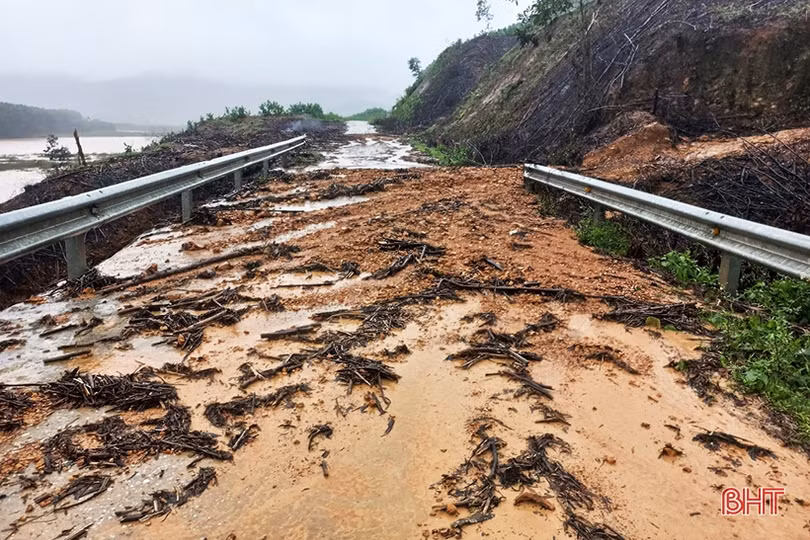 Mưa lớn, nhiều tuyến đường ở miền núi Hà Tĩnh sạt lở, ngập úng