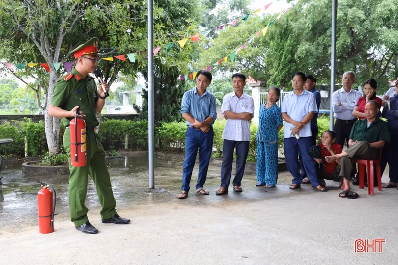 Thôn đầu tiên ở Hương Sơn 100% hộ dân có bình chữa cháy
