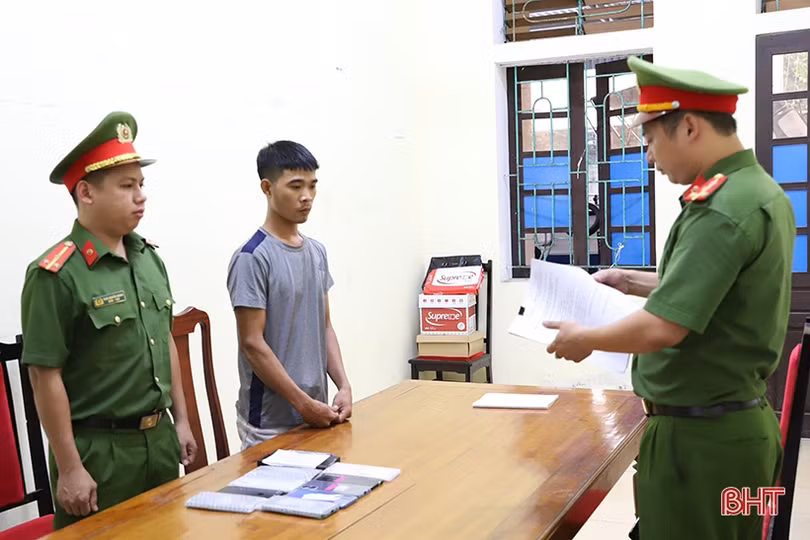 Camera ghi lại cảnh trèo mái tôn, đột nhập cửa hàng điện thoại ở Hà Tĩnh