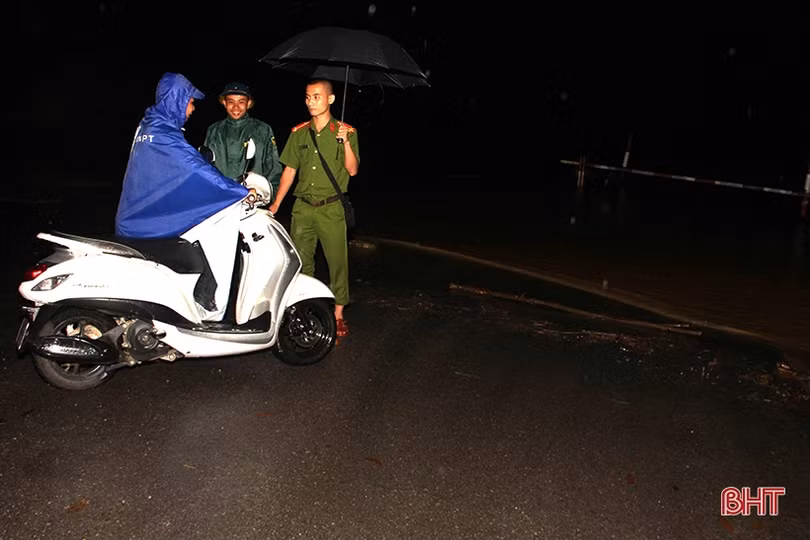 Cứu sống 2 người dân bị lật thuyền trong đêm giữa nước lũ