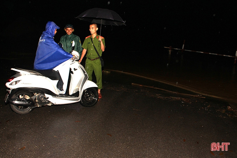 Cứu sống 2 người dân bị lật thuyền trong đêm giữa nước lũ