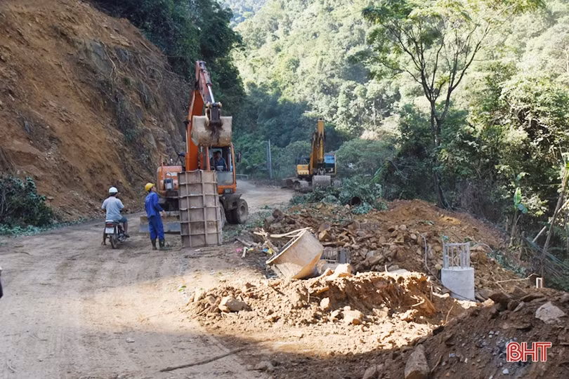 Gian nan khi lưu thông trên quốc lộ 8A mùa mưa lũ