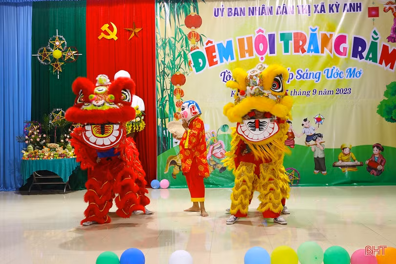 Rộn ràng đêm hội Trăng rằm ở các đơn vị, địa phương