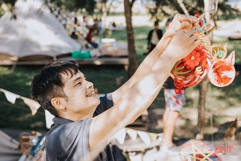 Lung linh sắc màu Trung thu trên “ốc đảo” Hồng Lam