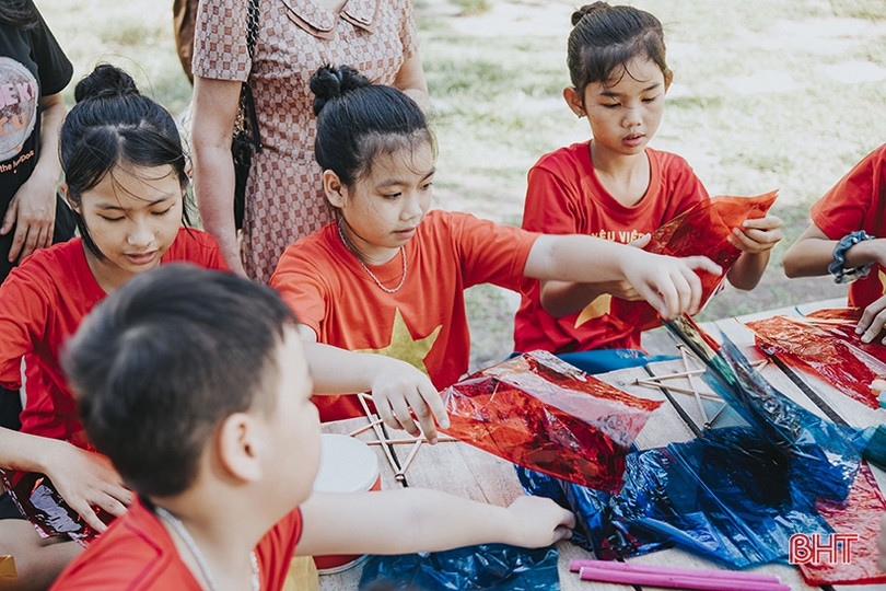 Lung linh sắc màu Trung thu trên “ốc đảo” Hồng Lam
