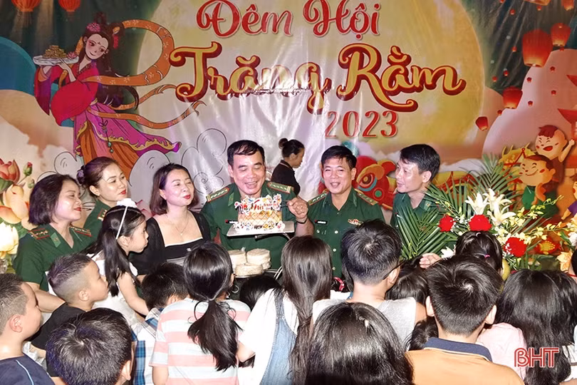 Rộn ràng đêm hội Trăng rằm ở các đơn vị, địa phương