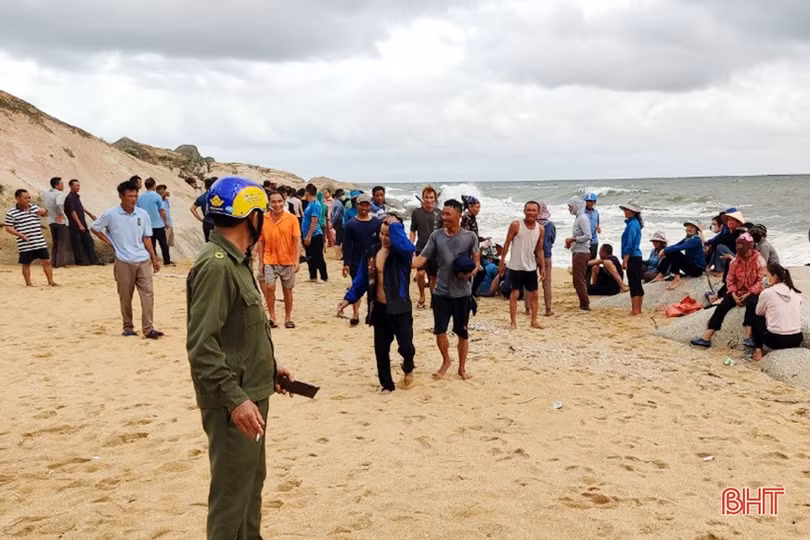 Nguy hiểm rình rập khi bắt cá, vớt củi mùa mưa bão