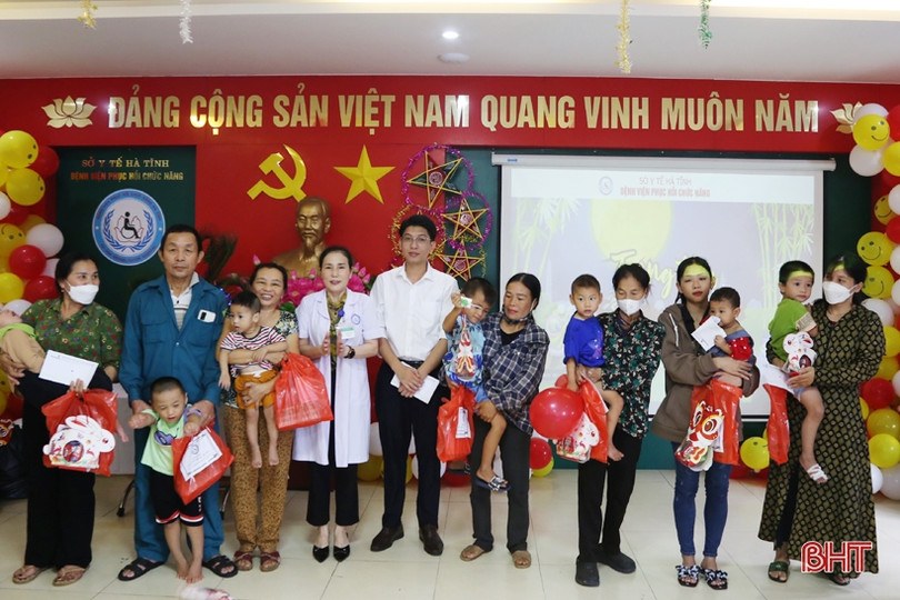 Nhiều phần quà đến với bệnh nhi Bệnh viện Phục hồi chức năng Hà Tĩnh