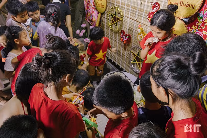 Lung linh sắc màu Trung thu trên “ốc đảo” Hồng Lam