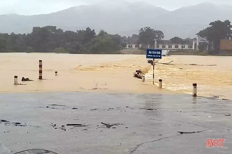Mưa lớn, nhiều tuyến đường ở miền núi Hà Tĩnh sạt lở, ngập úng