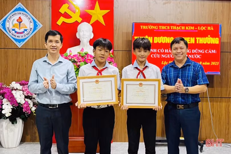 Khen thưởng 2 học sinh cứu các em nhỏ khỏi đuối nước