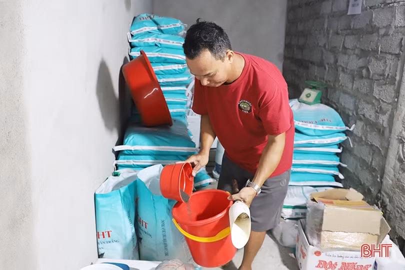 Người nuôi phòng ngừa dịch bệnh cho tôm sau mưa lớn