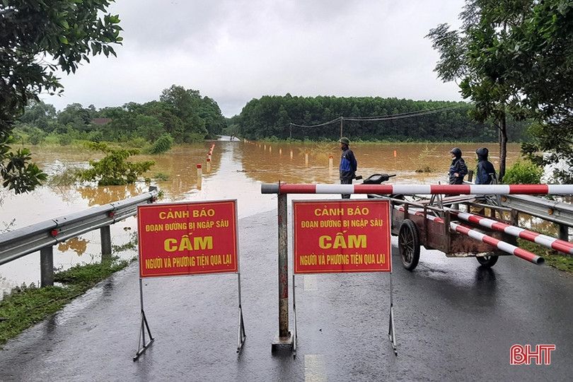 Cứu sống 2 người dân bị lật thuyền trong đêm giữa nước lũ