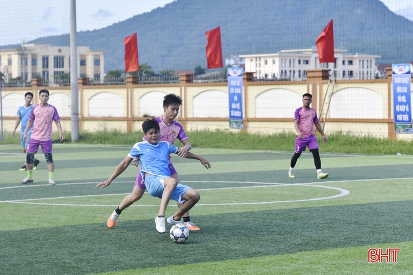 13 đội tranh tài tại Giải Bóng đá nam TX Hồng Lĩnh