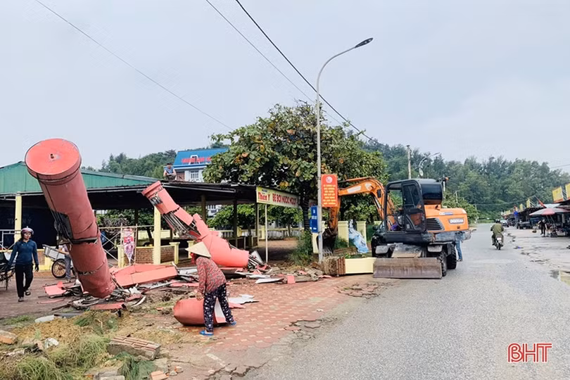 Bắt đầu giải tỏa hệ thống ki-ốt ở bãi biển đẹp nhất Hà Tĩnh