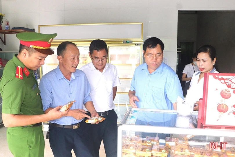 Kiểm tra an toàn thực phẩm dịp tết Trung thu trên địa bàn Vũ Quang