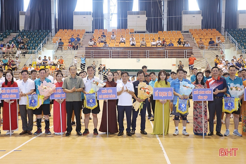 8 đội tranh tài Giải Bóng chuyền kỷ niệm ngành Kiểm tra Đảng