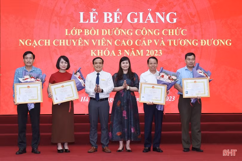 Bế giảng lớp bồi dưỡng công chức ngạch chuyên viên cao cấp tại Hà Tĩnh