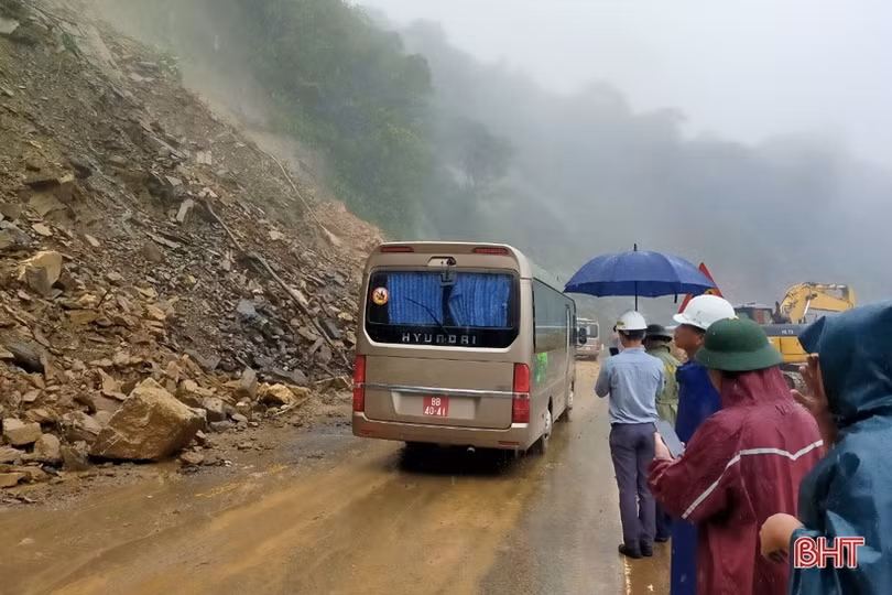 Khắc phục xong sạt lở, thông đường lên Cửa khẩu quốc tế Cầu Treo