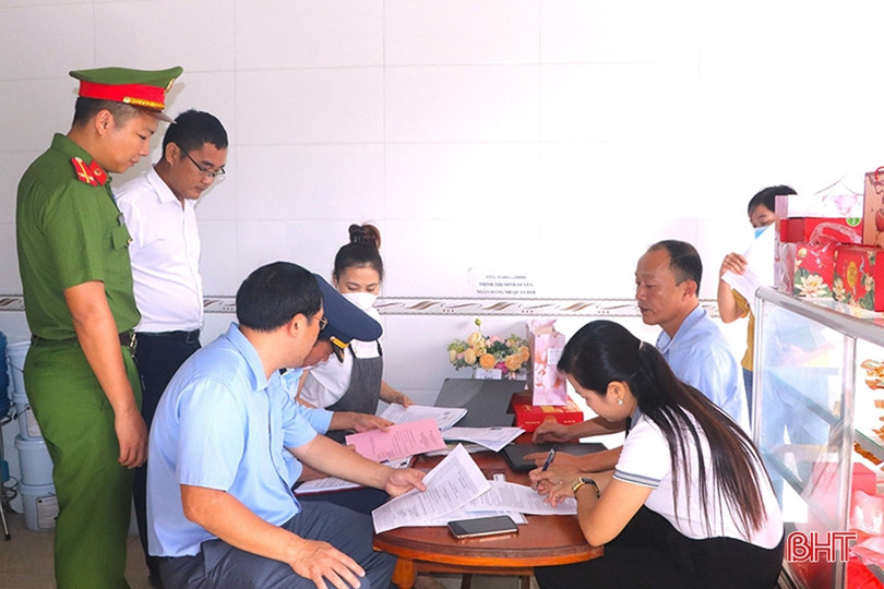 Kiểm tra an toàn thực phẩm dịp tết Trung thu trên địa bàn Vũ Quang