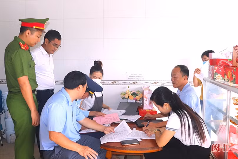 Kiểm tra an toàn thực phẩm dịp tết Trung thu trên địa bàn Vũ Quang
