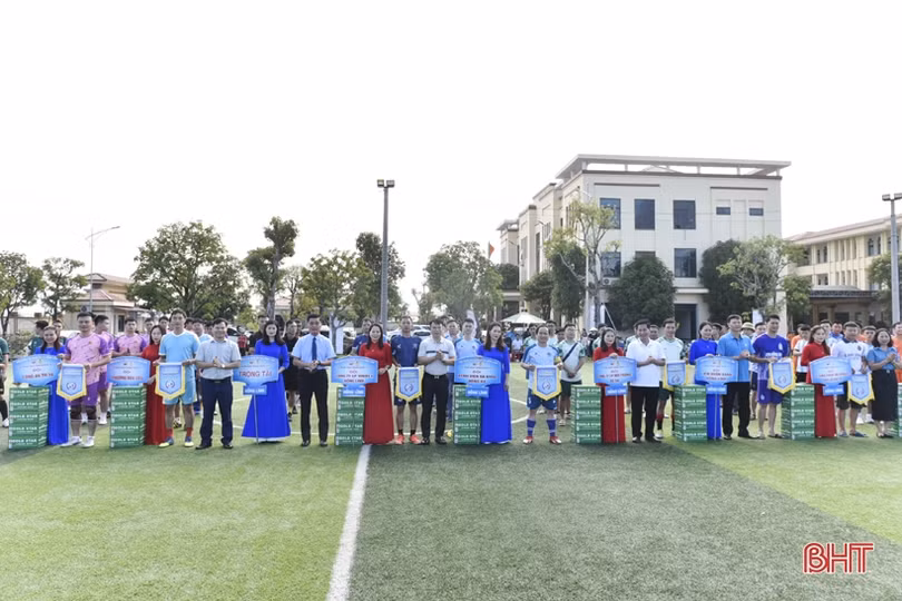 13 đội tranh tài tại Giải Bóng đá nam TX Hồng Lĩnh