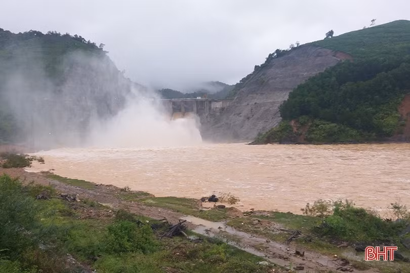 Mưa lớn, Thủy điện Hố Hô xả tràn lưu lượng 1.380 m<sup>3</sup>/giây