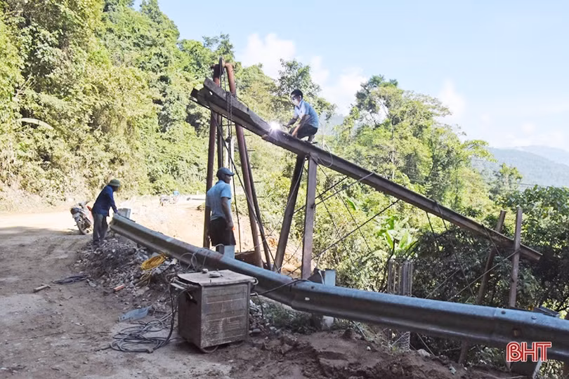 Gian nan khi lưu thông trên quốc lộ 8A mùa mưa lũ