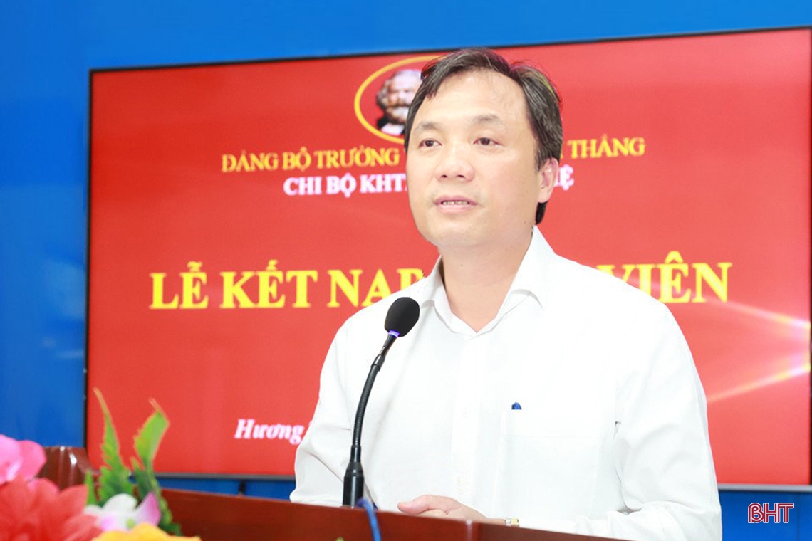 Bí thư Tỉnh ủy dự lễ kết nạp Đảng cho học sinh Trường THPT Lý Chính Thắng